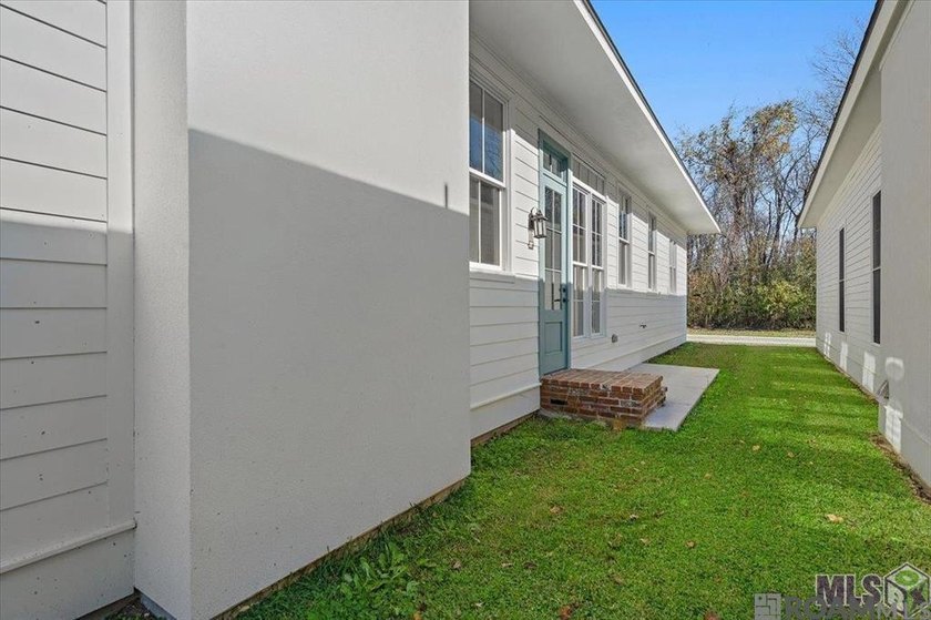 LOOKING FOR PEACE AND QUIET!!! BEAUTIFUL HOME IN POPULAR POINT - photo 26