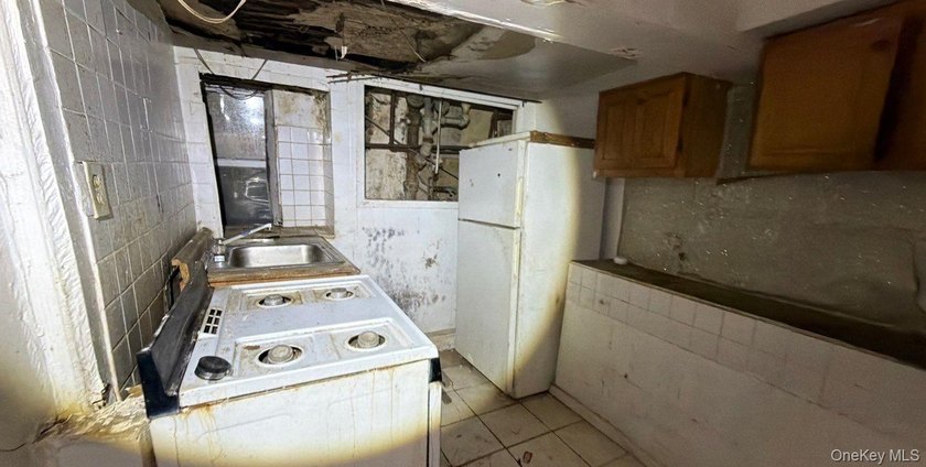 Free-standing 2-unit dwelling on an oversized parcel with - photo 8