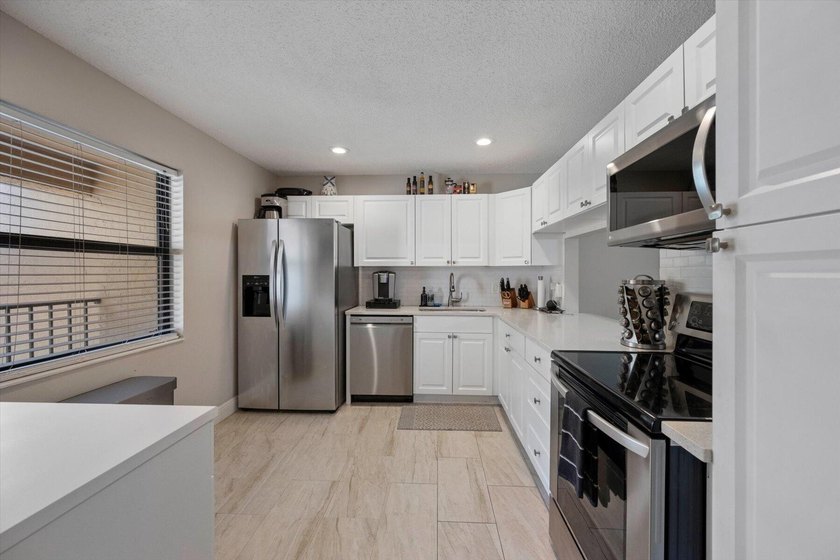 Newly renovated top-floor corner condo with water views, extra - photo 11