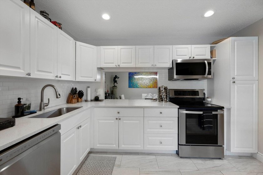 Newly renovated top-floor corner condo with water views, extra - photo 12