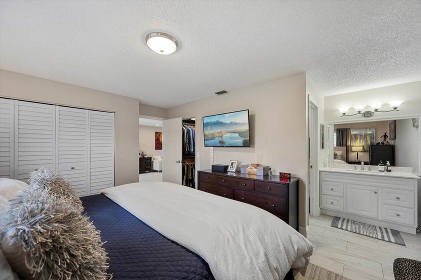 Newly renovated top-floor corner condo with water views, extra - photo 14