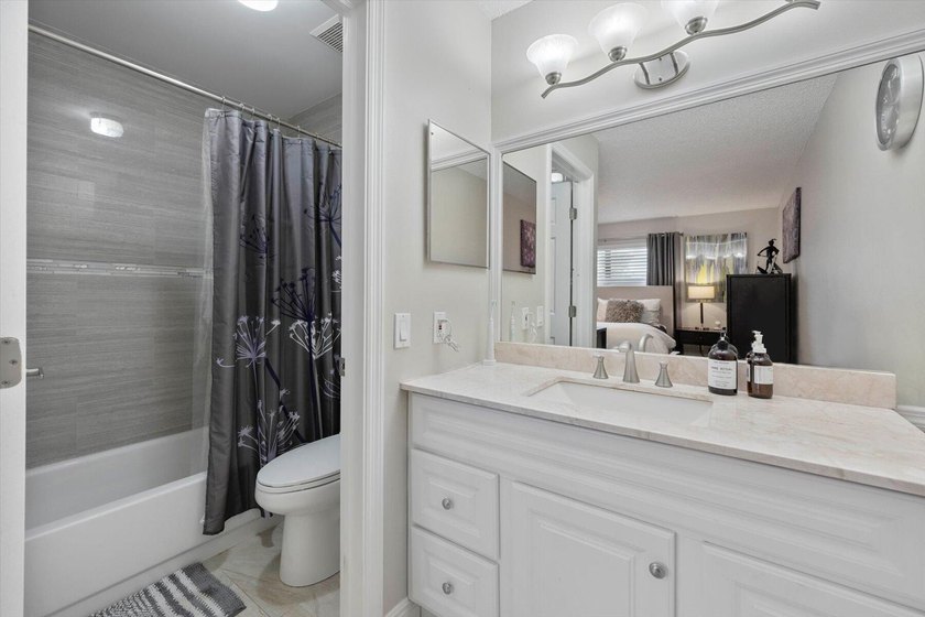 Newly renovated top-floor corner condo with water views, extra - photo 16