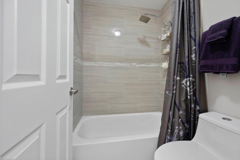 Newly renovated top-floor corner condo with water views, extra - photo 17