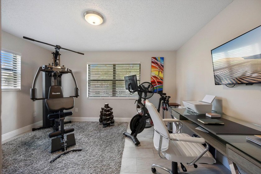 Newly renovated top-floor corner condo with water views, extra - photo 19
