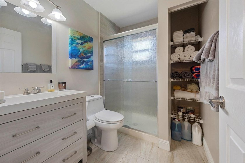 Newly renovated top-floor corner condo with water views, extra - photo 20