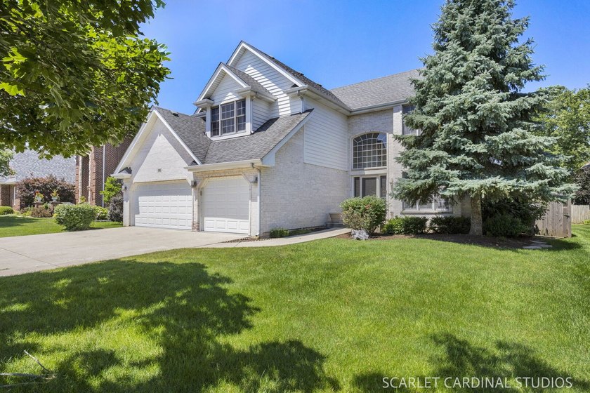 ORIGINAL OWNER RESIDENCE offering exceptional space, thoughtful - photo 3