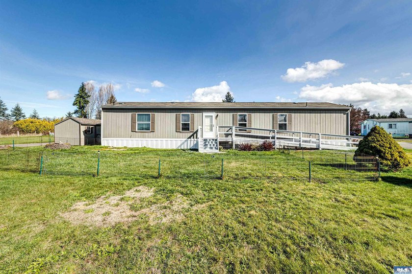 Enjoy the mountain views from this easy-living 2015 single-wide - photo 3