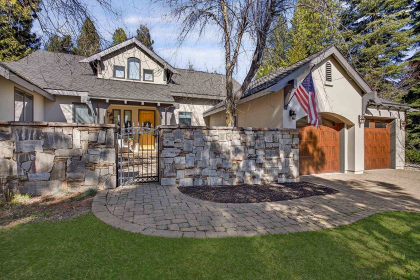 Welcome to this beautifully maintained 3-bedroom, 3-bathroom - photo 6