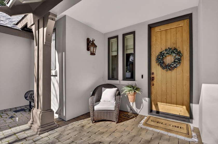 Welcome to this beautifully maintained 3-bedroom, 3-bathroom - photo 9