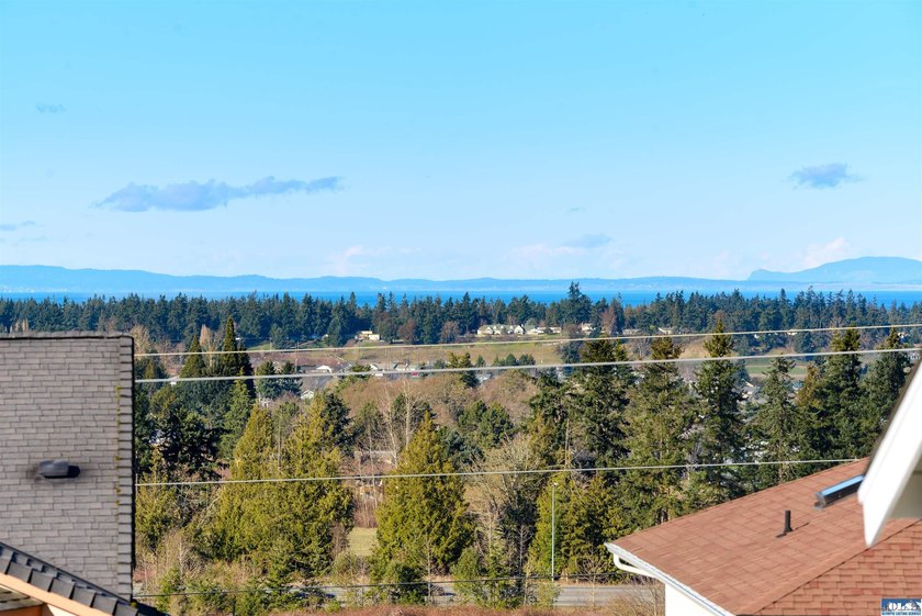 Beautiful 3 bedroom plus den/office home with water views on a - photo 8