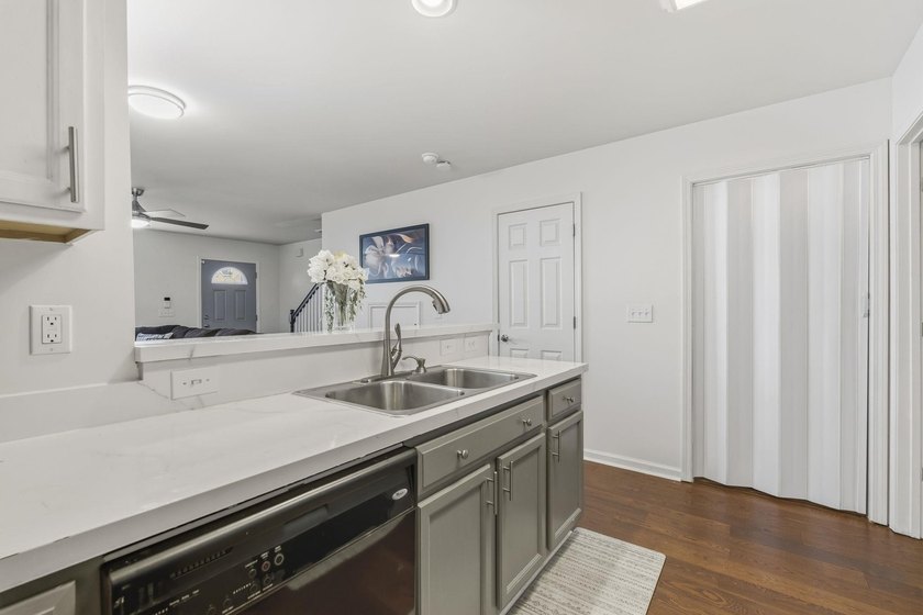 Welcome to this beautifully maintained 3-bedroom, 2.5-bath - photo 22
