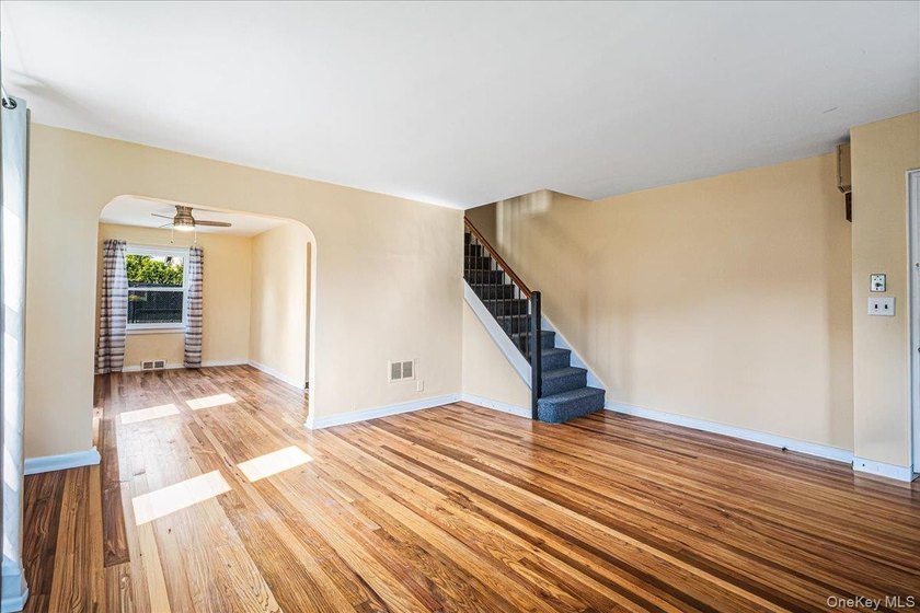 Welcome to this well-maintained semi-detached home in the heart - photo 4