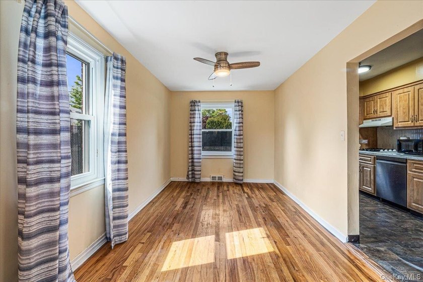 Welcome to this well-maintained semi-detached home in the heart - photo 6