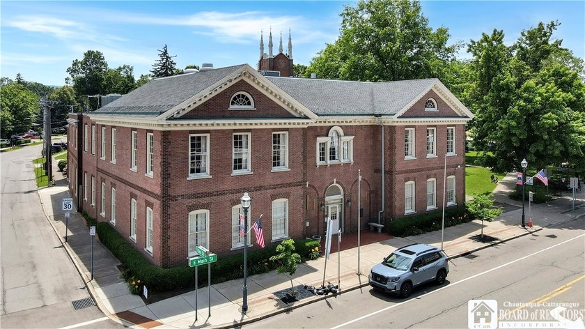 Beautiful brick commercial office building in the heart of the - photo 44
