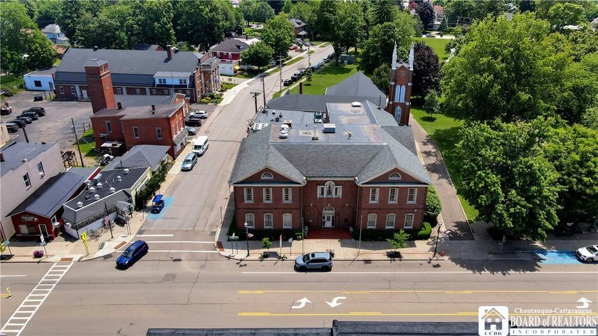Beautiful brick commercial office building in the heart of the - photo 45