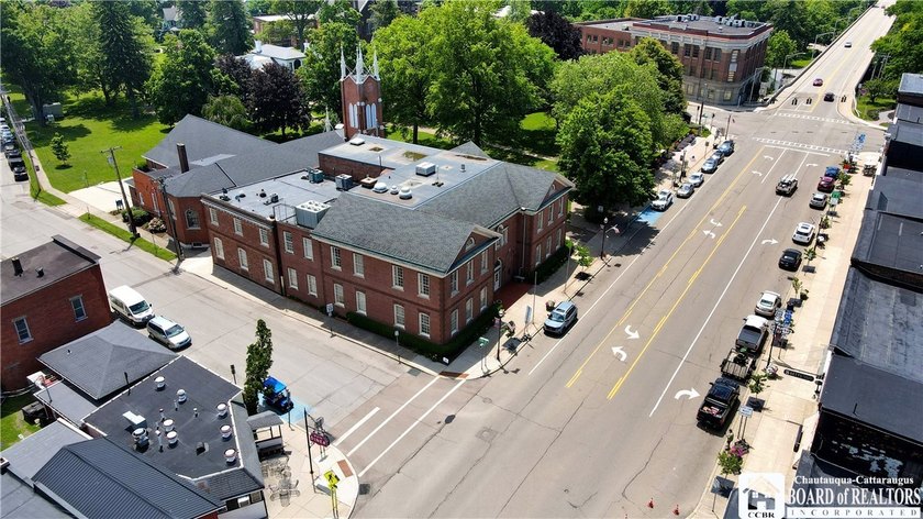 Beautiful brick commercial office building in the heart of the - photo 46