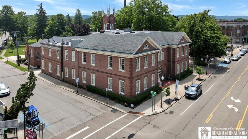 Beautiful brick commercial office building in the heart of the - photo 49