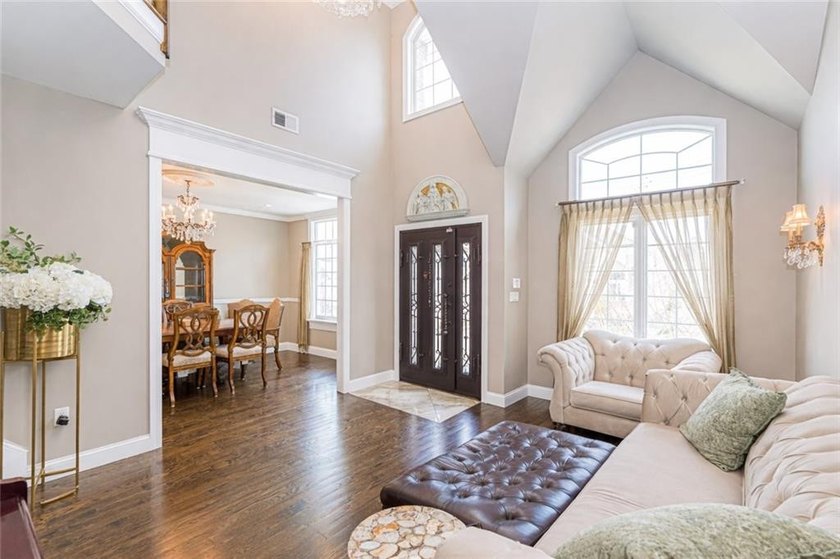 Stunning Southeast Annandale Two-Family Home on Private - photo 3