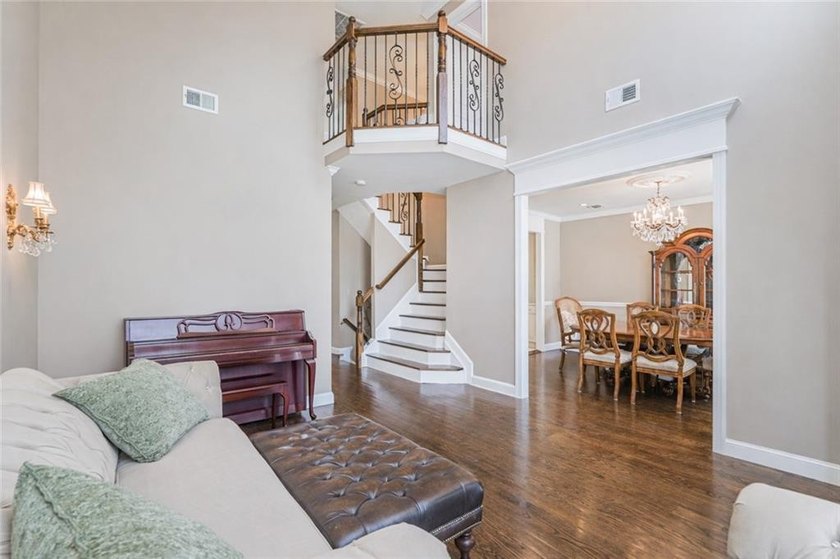 Stunning Southeast Annandale Two-Family Home on Private - photo 5