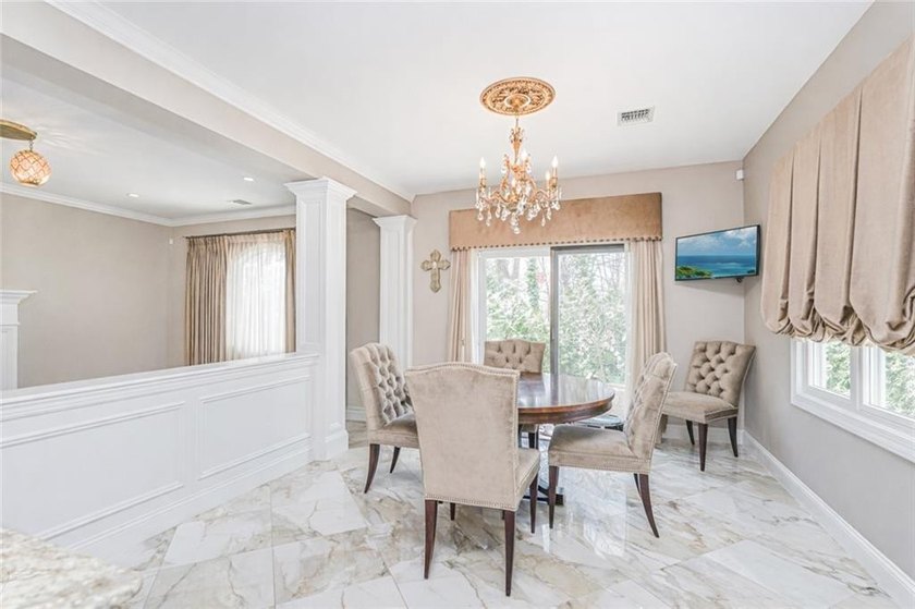 Stunning Southeast Annandale Two-Family Home on Private - photo 8