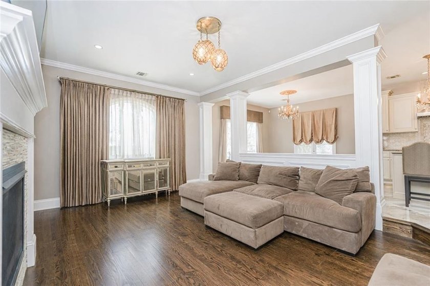 Stunning Southeast Annandale Two-Family Home on Private - photo 9