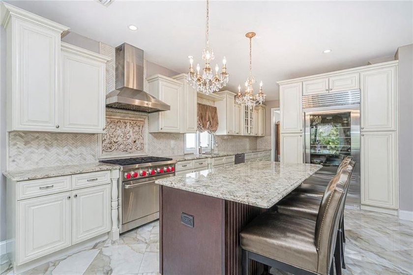 Stunning Southeast Annandale Two-Family Home on Private - photo 10
