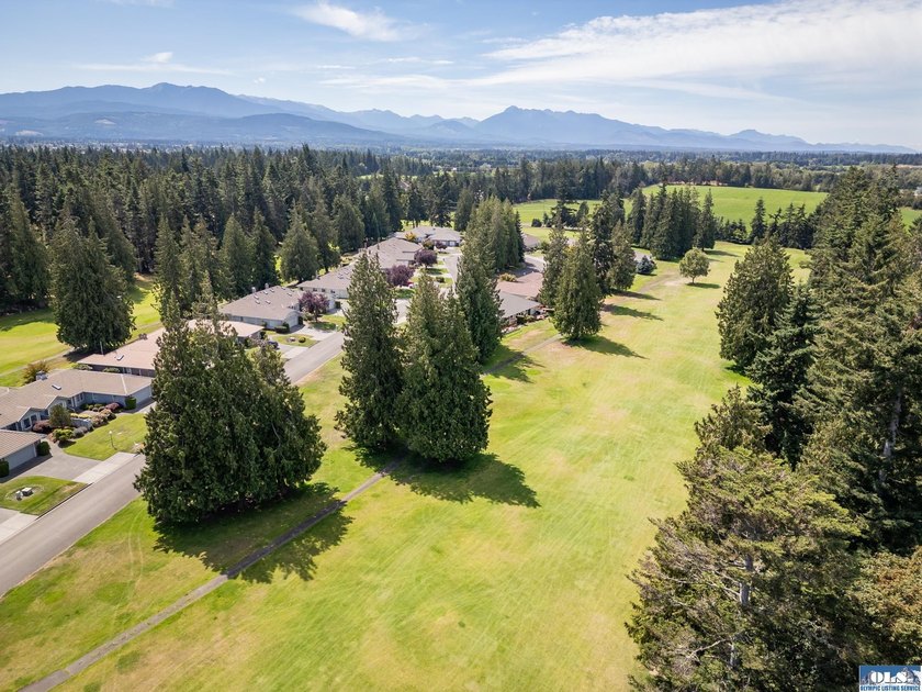 Welcome to this beautiful 2-bedroom + den, 2-bath condo in the - photo 3