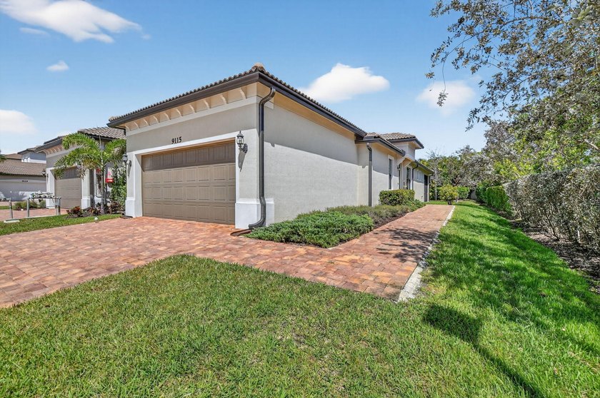 Best unit in Boca Flores! This beautifully upgraded 2-bedroom - photo 4