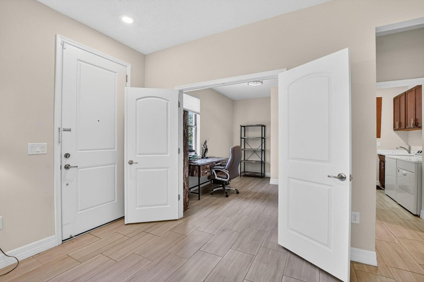 Best unit in Boca Flores! This beautifully upgraded 2-bedroom - photo 6