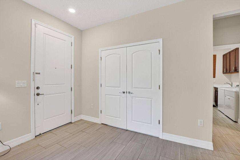 Best unit in Boca Flores! This beautifully upgraded 2-bedroom - photo 7