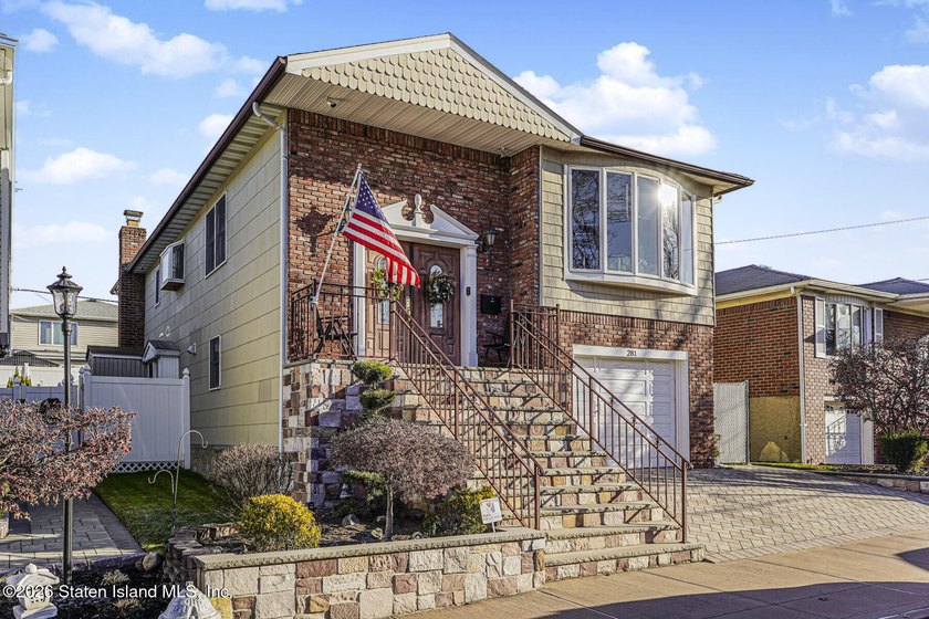 Welcome to 281 Thomas Street, located in the heart of beautiful - photo 3
