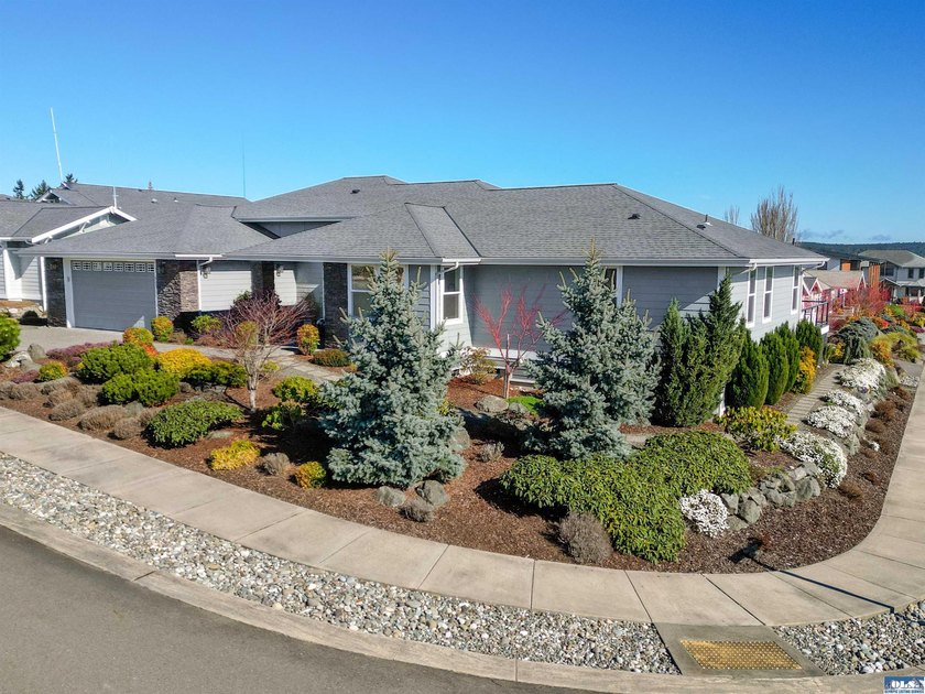 Absolutely stunning single level home in one of Sequim's best - photo 3