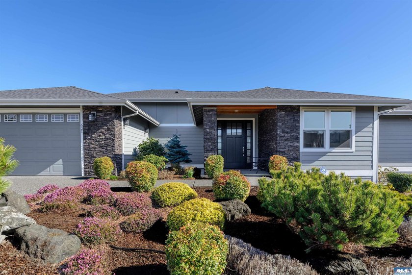 Absolutely stunning single level home in one of Sequim's best - photo 4