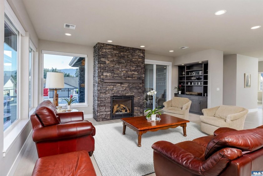 Absolutely stunning single level home in one of Sequim's best - photo 10