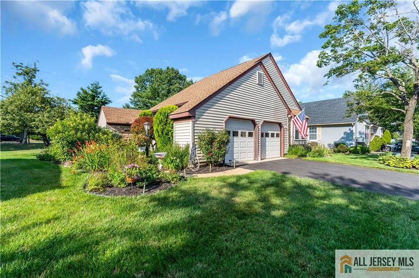 Welcome to easy, resort-style living in the highly sought-after - photo 3