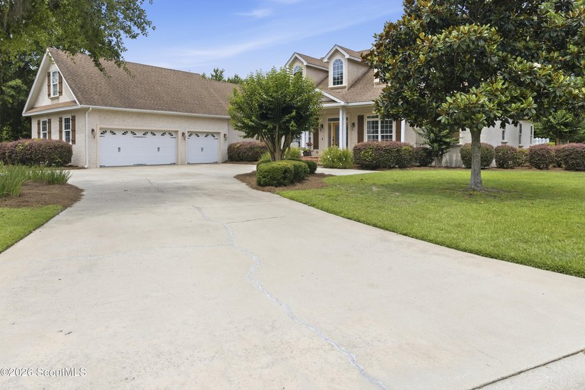 Beautifully maintained and thoughtfully designed, this - photo 4