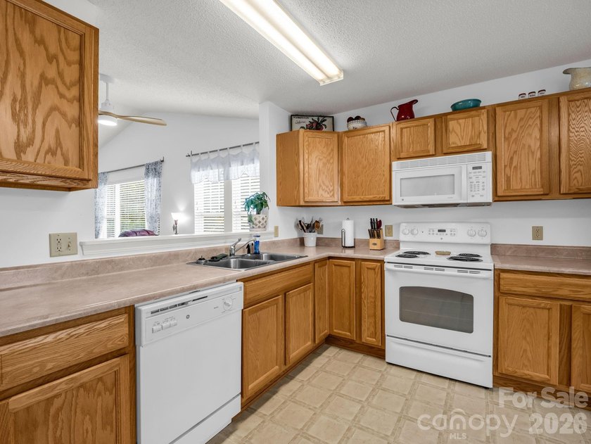 Experience sophisticated comfort in this pristine upper level - photo 6