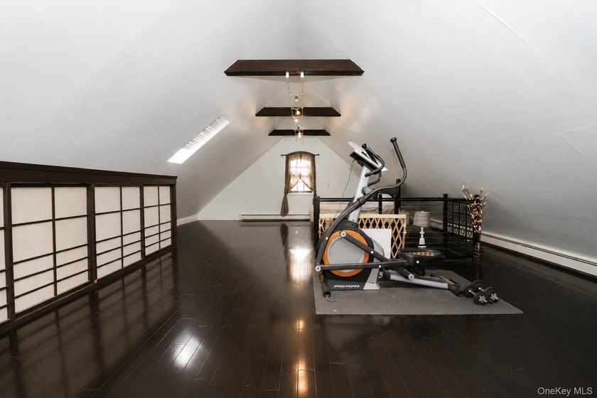 Welcome to 2027 Oakland Ave...a perfect Wantagh Cape just - photo 4
