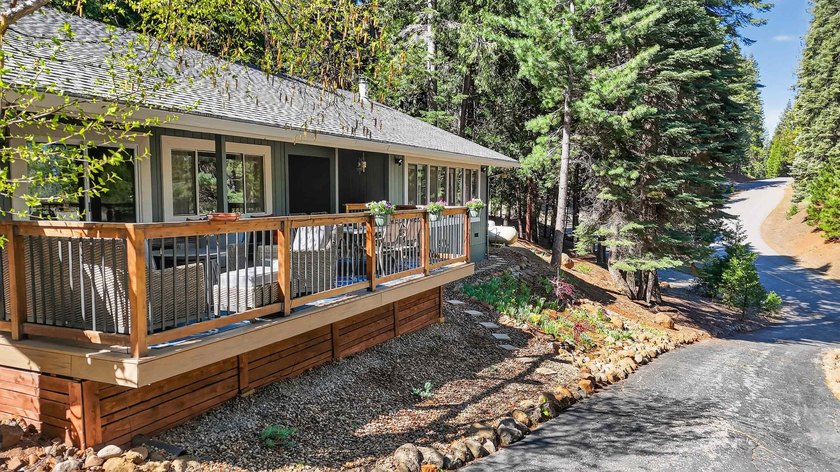 Welcome to your Lake Almanor West Shore retreat! This charming - photo 2