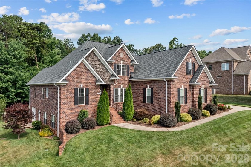 This exquisitely maintained all-brick custom residence offers - photo 2