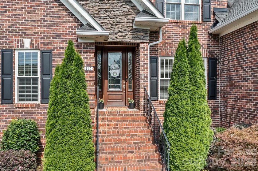 This exquisitely maintained all-brick custom residence offers - photo 4