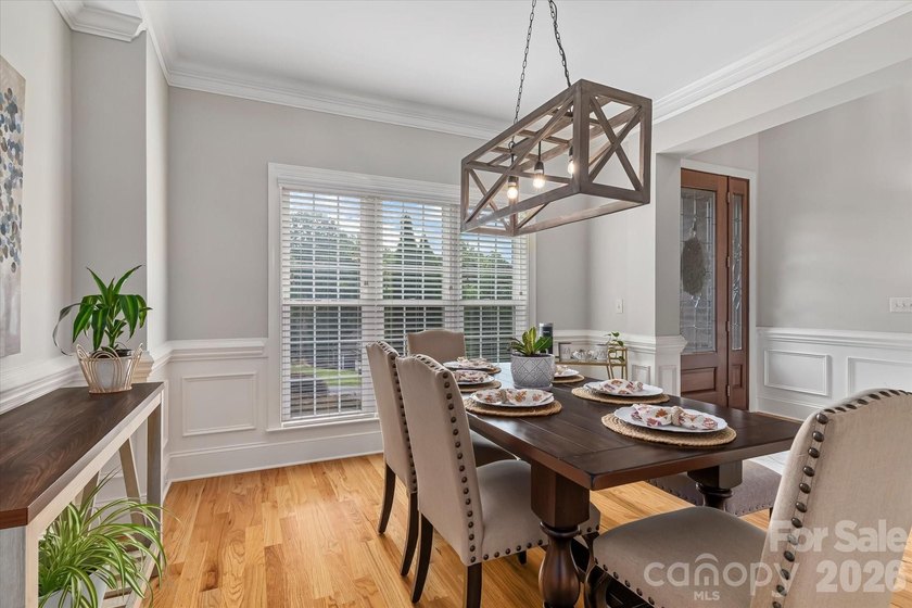 This exquisitely maintained all-brick custom residence offers - photo 6