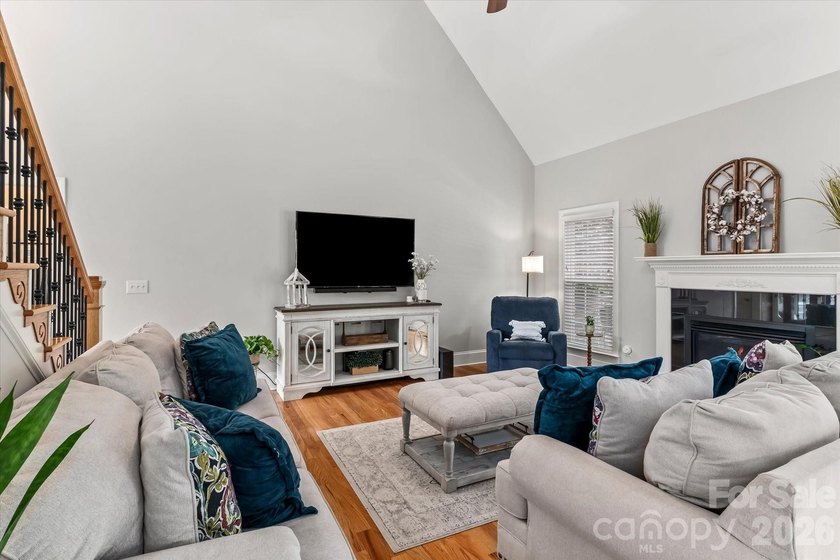 This exquisitely maintained all-brick custom residence offers - photo 10