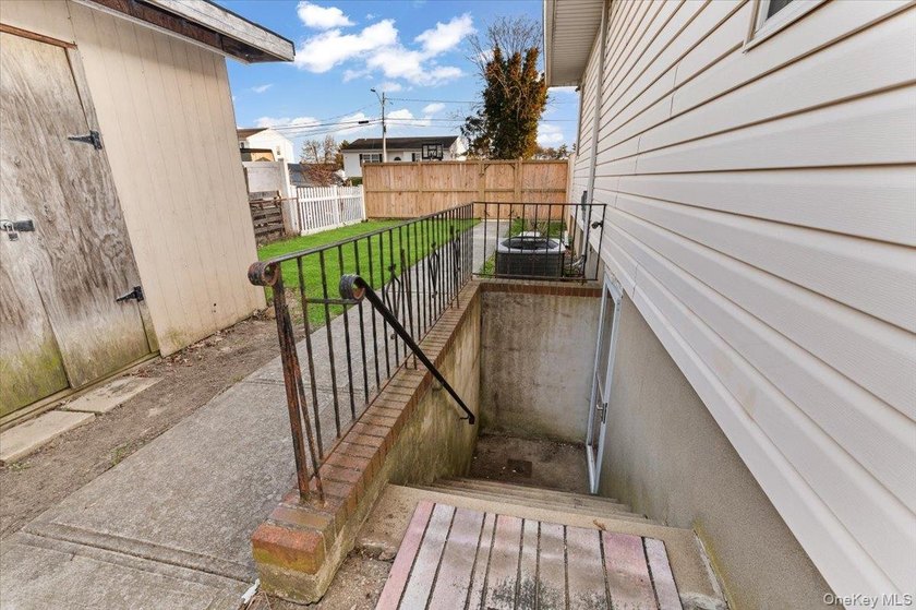 Welcome to your new home! This charming, move-in-ready - photo 31