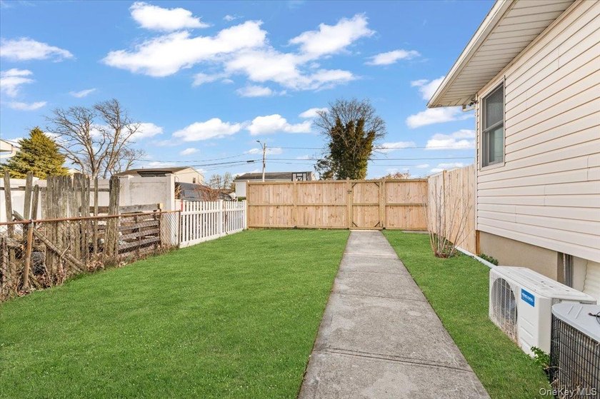 Welcome to your new home! This charming, move-in-ready - photo 32
