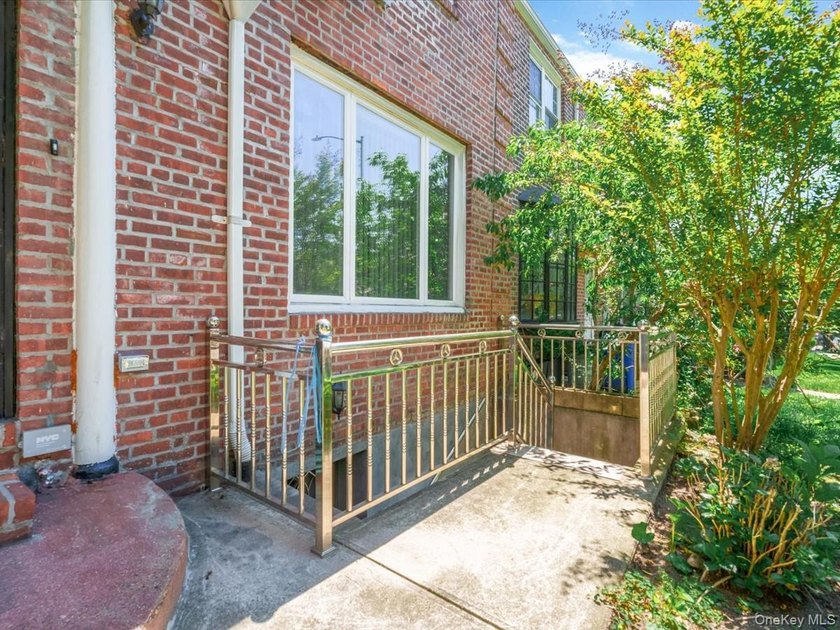 First time on the market. Move-in ready brick single-family home - photo 2