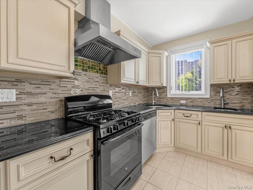First time on the market. Move-in ready brick single-family home - photo 8