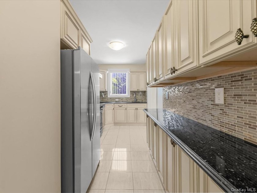 First time on the market. Move-in ready brick single-family home - photo 10