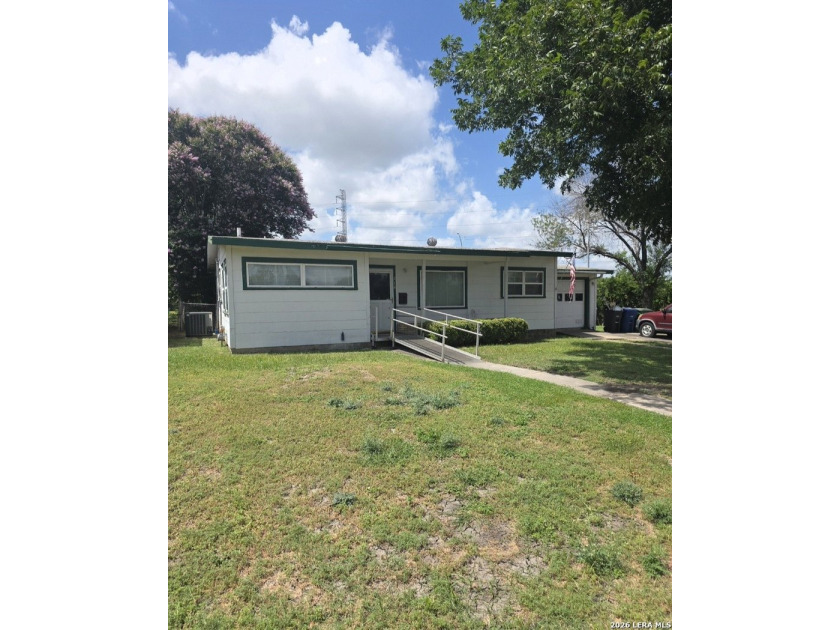 Cute, 2/1 low priced. Vacant, easy to show. 5 minuates from - photo 2