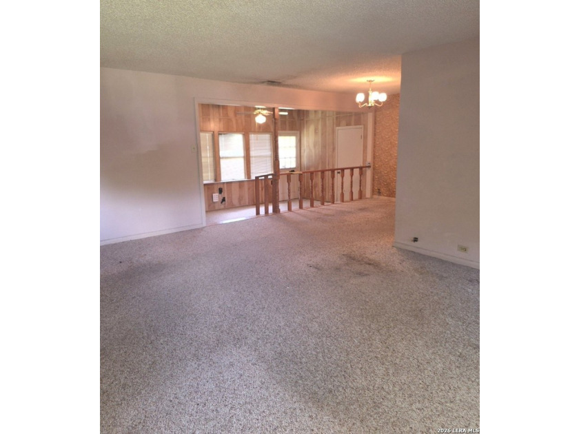 Cute, 2/1 low priced. Vacant, easy to show. 5 minuates from - photo 5